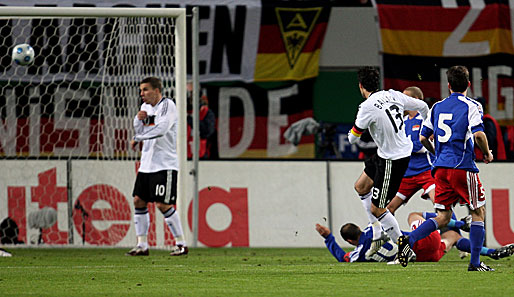 Die frühe Führung für das deutsche Team: Ballack zieht ab, Podolski duckt sich, der Ball geht rein