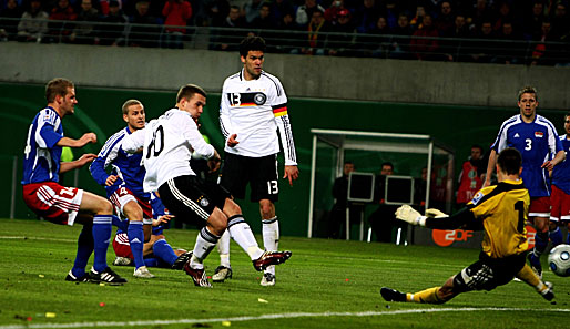 Lukas Podolski netzt zum 4:0 ein, Kapitän Ballack schaut sich das genau an