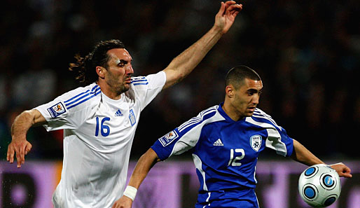 Griechenland kam mit Sotirios Kyrgiakos (l.) in Ramat Gan gegen Israel nicht über ein 1:1 (1:0) hinaus