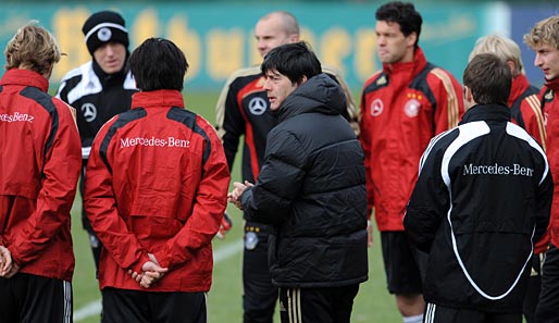 Bundestrainer Joachim Löw versammelte seine Mannschaft zum ersten Training auf dem Platz um sich