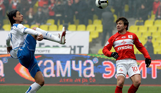 St. Petersburg gegen Spartak Moskau oder Fernando Meira (l.) gegen Ivan Saenko (siehe 13.01 Uhr)