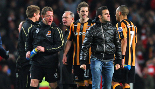 Rijkaard-Alarm! Cesc Fabregas (2.v.r.) soll Hull Citys Co-Trainer Brian Horton (3.v.l.) vor die Füße gespuckt haben