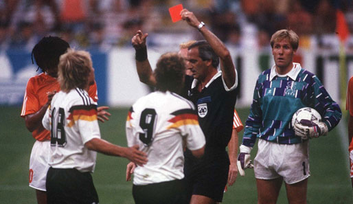 Daraufhin gab's für die "Übeltäter" Rudi Völler (Nr. 9) und Rijkaard (l.) die Rote Karte.