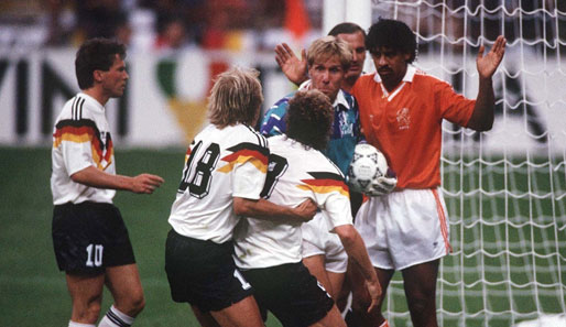 Achtelfinale, WM 1990: Rudi Völler wird von Klinsi zurückgehalten. Vorausgegangen sind dieser Aktion eine fiese Spuckattacke von Frank Rijkaard (r.) gegen Tante Käthe