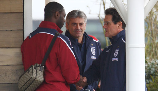 Shakehands und "Ciao Ledley": Ledley King und Englands Coach Fabio Capello (r.) verabschieden sich. Beide machen dabei einen eher unentspannten Eindruck
