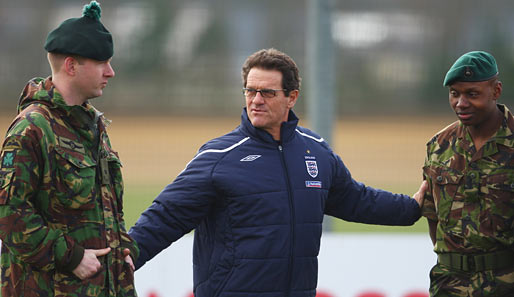 Fabio Capello hat Besuch im Training. Gibt's bei der Bundeswehr auch Bommeln auf der Mütze?