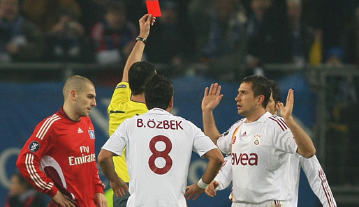 Galatasarays Emre Asik sieht nach einer Notbremse an Hamburgs Mladen Petric die Rote Karte