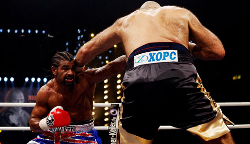 Im November 2009 trat er dafür gegen den russischen Riesen Nikolai Walujew im Kampf um den WBA-Titel an...