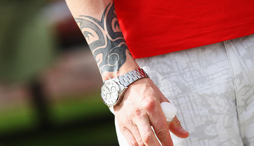 Zugleich trug Räikkönen sein Tattoo am rechten Unterarm zur Schau