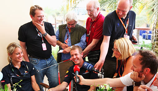 Die meiste Aufmerksamkeit bekam jedoch Sebastian Vettel. Nach seinem Sieg in China scharten sich die Journalisten um ihn