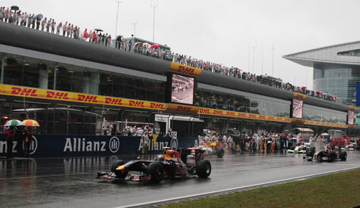 Sebastian Vettel startet von der Pole-Position. Daneben Renault-Pilot Fernando Alonso