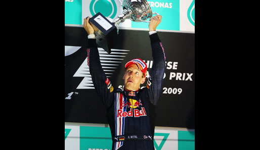 Dann das kleine Missgeschick auf dem Podium: Beim Anheben des Pokals schneidet sich Vettel in den Finger