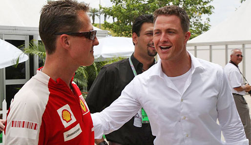 Familientreffen am Rande des Malaysia-GP: Michael Schumacher (l.) im Plausch mit seinem Bruder Ralf