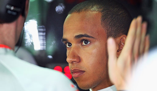 Weltmeister am Pranger: Lewis Hamilton läuft nach der Lügen-Affäre um ihn und sein Team wie ein Häufchen Elend durch das Fahrerlager