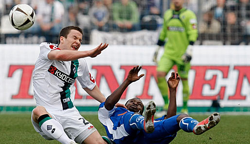 KSC - Mönchengladbach 0:0: Abstiegskampf pur - hier zwischen Baumjohann (links) und Adoube