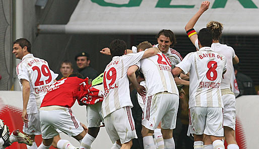 So sehen Derby-Sieger aus: Die Leverkusener feiern den 2:0-Erfolg in Köln