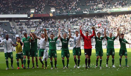 Die Wolfsburger Spieler feierten nach dem Spiel mit ihren Fans