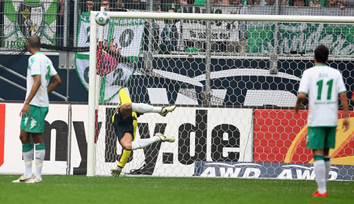Bayer Leverkusen - Werder Bremen: ...und versenkt den Ball am chancenlosen Tim Wiese vorbei im linken Giebel