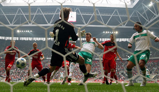Bayer Leverkusen - Werder Bremen: Per Mertesacker (Mitte) scheitert an Bayer-Keeper Rene Adler. Am Ende stand's 1:1
