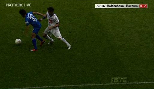 Die Ausgangslage: Hoffenheim liegt 0:2 gegen Bochum zurück. Carlos Eduardo wird von Phillip Bönig attackiert