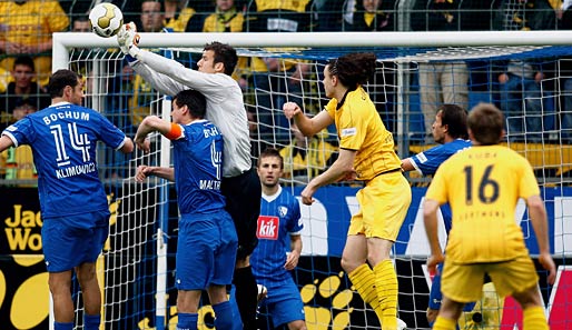VfL Bochum - Borussia Dortmund 0:2: Gleich zu Beginn ging es im Revier-Derby zur Sache. Hier konnte Fernandes noch parieren
