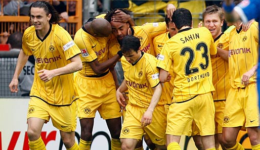 VfL Bochum - Borussia Dortmund 0:2: Wenig später musste der VfL-Keeper aber hinter sich greifen: Patrick Owomoyela mit Köpfchen nach einer Frei-Ecke