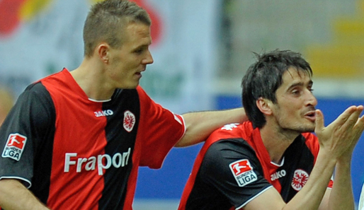 Alexander Meier (l.) und Nikos Liberopoulos bejubeln das 2:0 ihrer Eintracht