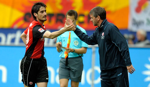 Frankfurt-Trainer Friedhelm Funkel (r.) gratuliert seinem Stürmer Nikos Liberopoulos