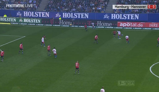 Knapp eine Minute gespielt in Hamburg. Rechtsverteidiger Jerome Boateng setzt auf dem rechten Flügel zur Flanke an