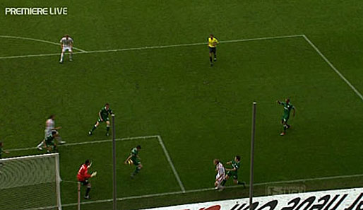 Doch dann fährt Wolfsburgs Jan Simunek den rechten Arm aus und wehrt den Ball ab