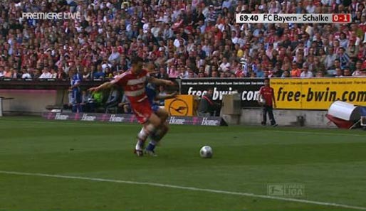 Die 70. Minute: Van Bommel (vorne) und Joes (verdeckt) im Laufduell um den Ball, der Münchener hat den kürzeren Weg