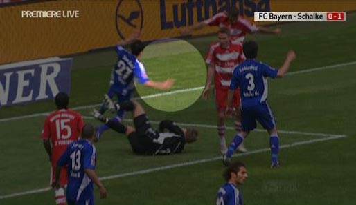 Der Innenverteidiger spielt den Ball zurück zur Mitte. Schalkes Sanchez wirft sich dem Schuss mit hoch gerissenen Armen entgegen