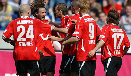 Hannover 96 - 1. FC Köln 2:1: Die 96er feiern die Führung durch Torschütze Leon Andreasen