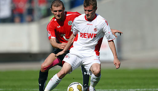 Zwei Youngster unter sich: Kölns Brosinski behauptet die Kugel gegen Hannovers Rausch