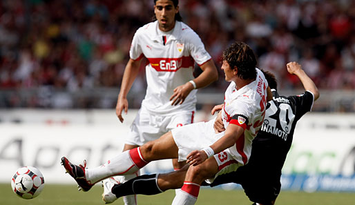 Kurz nach der Pause stochert Mario Gomez den Ball zum 2:0 für den VfB rein