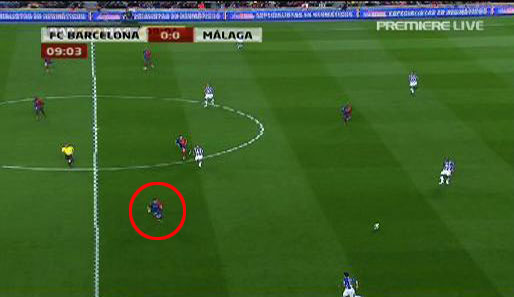 Eto'o versucht, die Innenverteidiger zum Pass auf die Außen zu zwingen. Kommt der, verschiebt Barca und attackiert. Hier Messi
