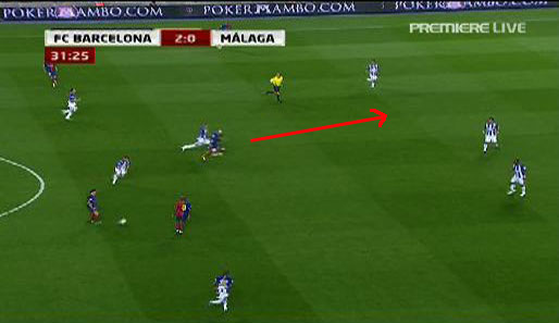 Nach dem Abspiel geht Iniesta mit Tempo in die Spitze, nimmt dort Eto'os Platz ein, der im Mittelfeld verharrt. Xavi kann nun Iniesta bedienen oder...