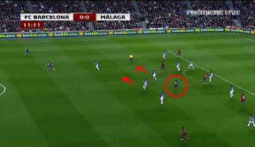 Drum geht der Ball quer auf Nebenmann Iniesta. Während sich der Gegner Richtung Ball verschiebt, läuft Xavi im Rücken weg...