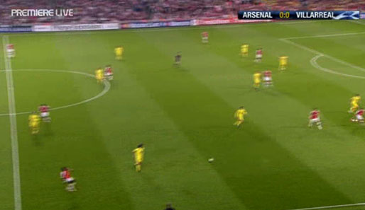 Arsenal - Villarreal: Die Einleitung zum ersten Streich der Gunners. Eboue passt auf Cesc Fabregas