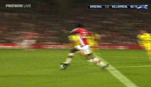 Arsenal Mittelstürmer nimmt die Kugel im Lauf perfekt mit der Außenseite an und mit, so dass er...