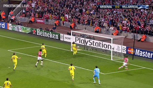 Während Villarreals Abwehrspieler dem Ball nur noch hinterherschauen können, dreht Walcott schon zum Jubeln ab