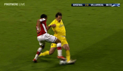 Plötzlich bremst der Arsenal-Stürmer ab und zieht den Ball zurück, während Godin ins Tackling geht