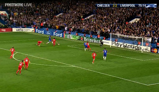 Drogba geht locker am Liverpool-Verteidiger vorbei und legt den Ball flach zur Mitte