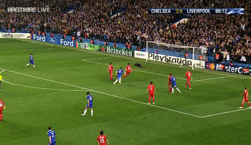 Und der Engländer nagelt den Ball perfekt neben den linken Pfosten. Chelsea - Liverpool 4:4