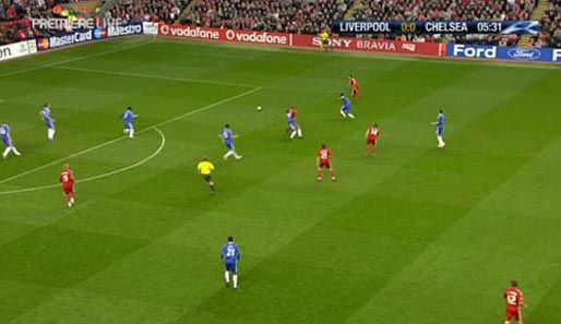1:0 Liverpool: Nach einem Pass von Kuyt flankt Arbeloa gleich von rechts flach zur Mitte