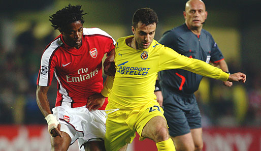Ein packendes Duell liefern sich Arsenals Song (l.) und Villarreals Rossi