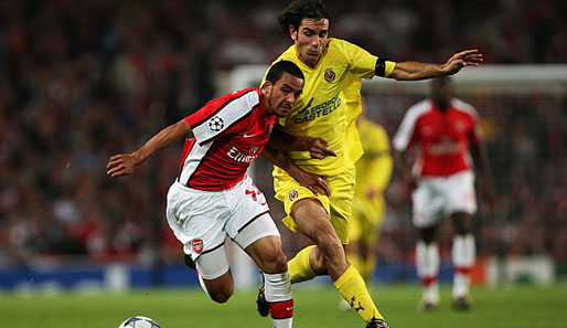 Villarreals Robert Pires spielt gegen seine alten Kollegen. Gegen Arsenals Theo Walcott kommt er allerdings nicht an den Ball