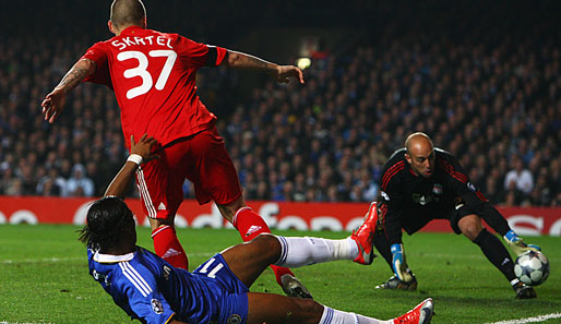 Didier Drogba erzielt einen kuriosen Treffer zum 1:2 für Chelsea