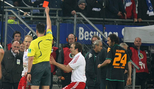 Kurz vor Ende der regulären Spielzeit sah HSV-Kapitän David Jarolim die Rote Karte