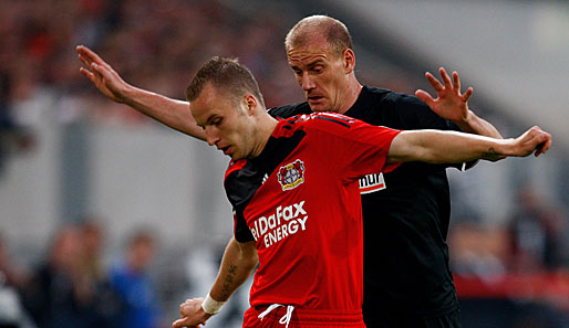 Konsequent rücken die Mainzer den Spielern von Leverkusen auf die Pelle - in dieser Situation: Miroslav Karhan (re.) und Michal Kadlec